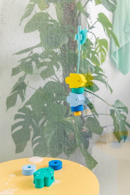 Quut Beedi Fish, a set of colorful, soft EVA foam lacing and stacking bath beads designed for young children.