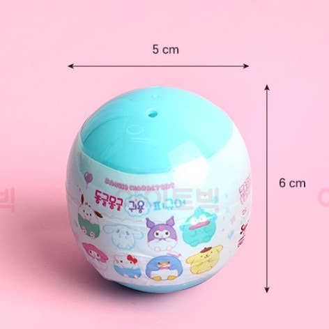Small round container with cartoon designs on a pink background, showing measurements.