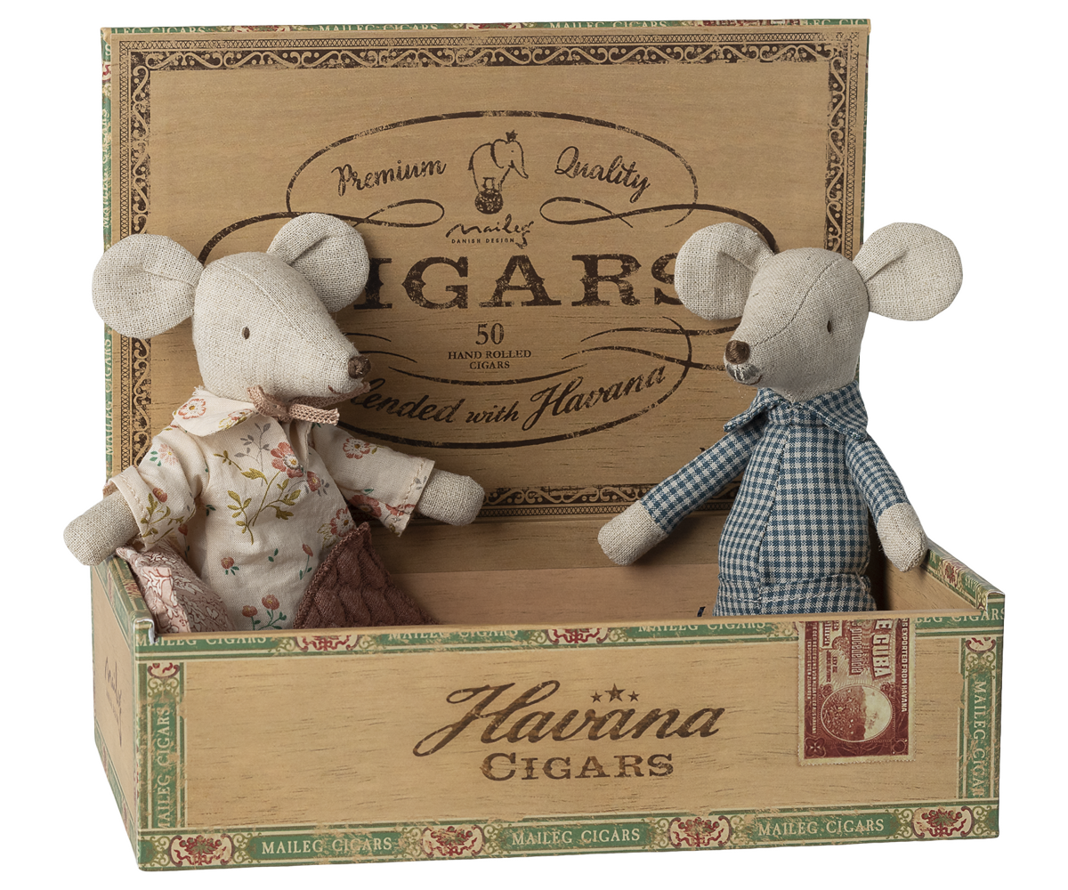 Two toy mice in a decorative cigar box with 'Flavina Cigars' branding.