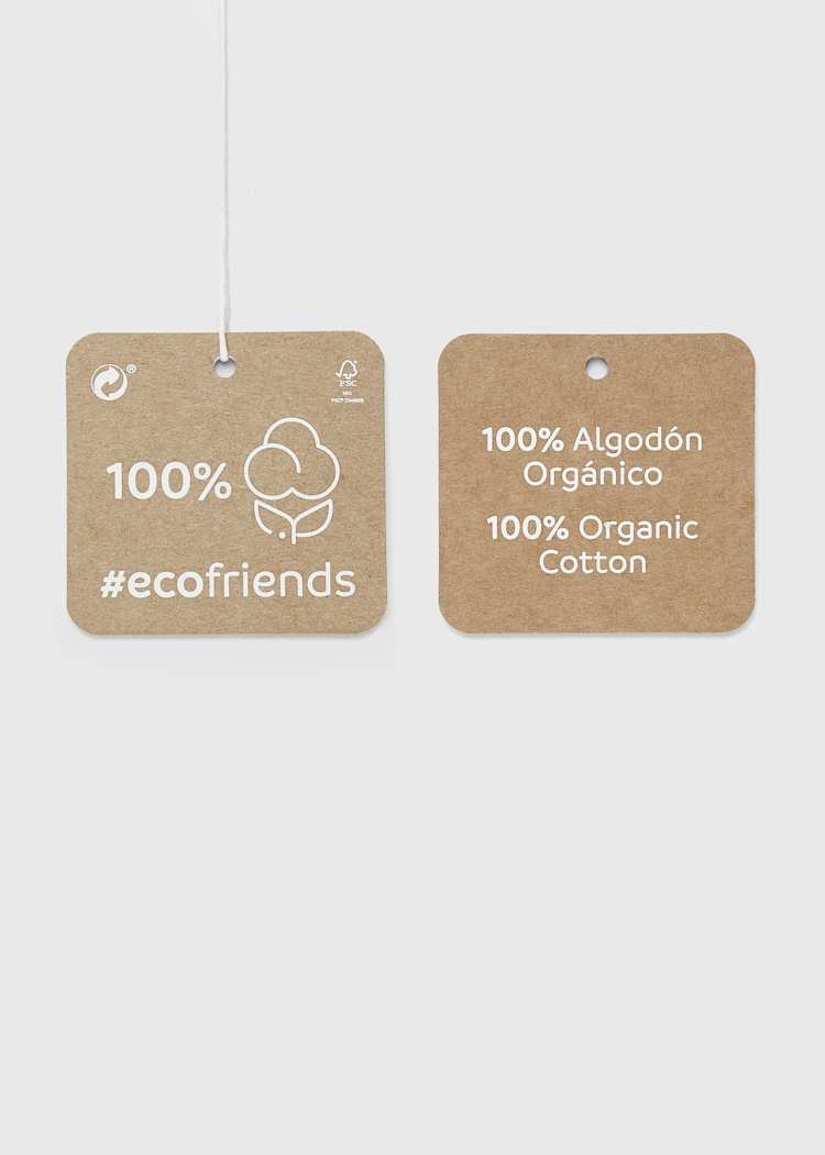 Two brown labels indicating 100% organic cotton on a white background