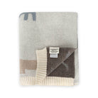 Textured blanket with geometric pattern and 'Viverano' label on a white background