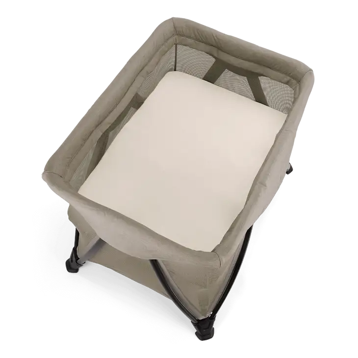 white matress cover shown on the Nuna Sena Aire crib